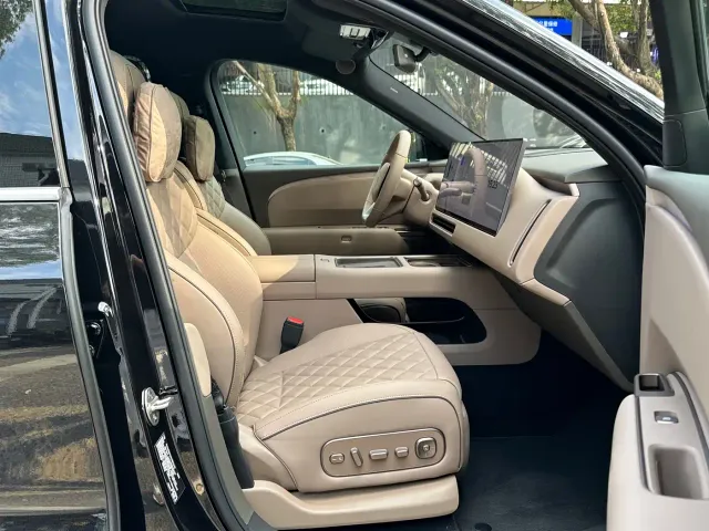 Li Auto L8 — Фото автомобиля 12
