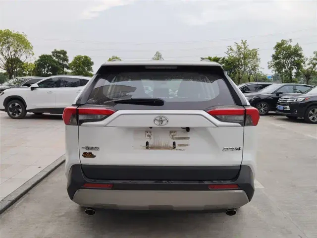 Toyota RAV4 — Фото автомобиля 3
