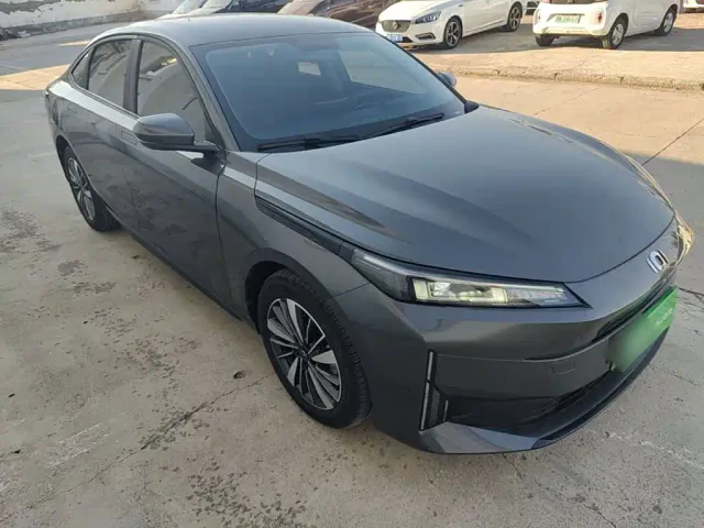 Changan Qiyuan A05 — Фото автомобиля 3