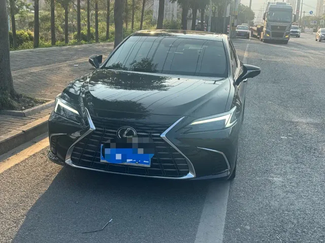 Фотография автомобиля — Lexus ES