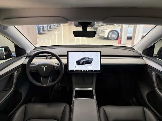Tesla Model Y — Фото автомобиля 6