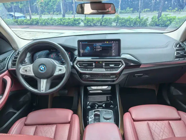BMW iX3 — Фото автомобиля 12
