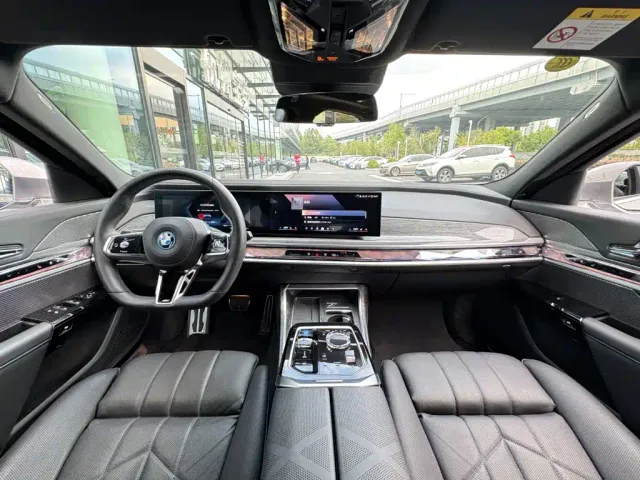 BMW i7 — Фото автомобиля 14