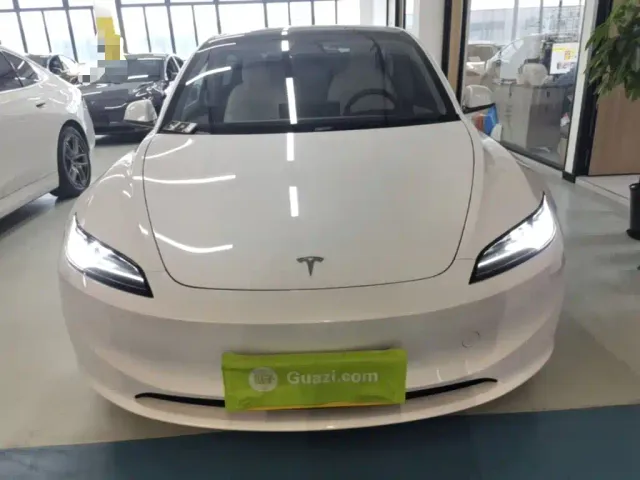 Tesla Model 3 — Фото автомобиля 2