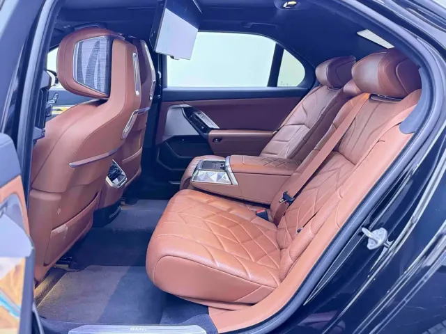 BMW i7 — Фото автомобиля 13