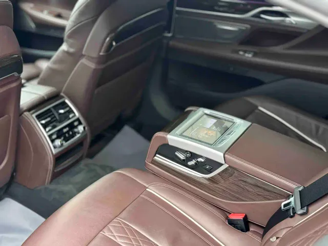 BMW 7 Series — Фото автомобиля 12