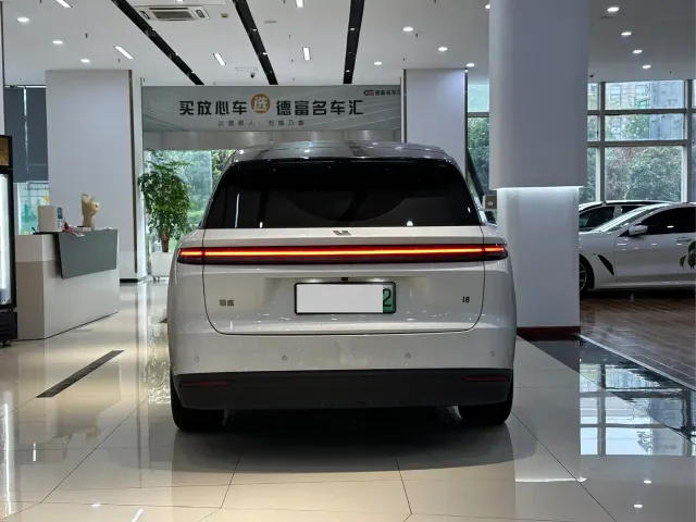 Li Auto i8 — Фото автомобиля 12