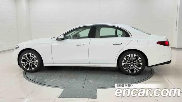 Mercedes-Benz E-Class — Фото автомобиля 3