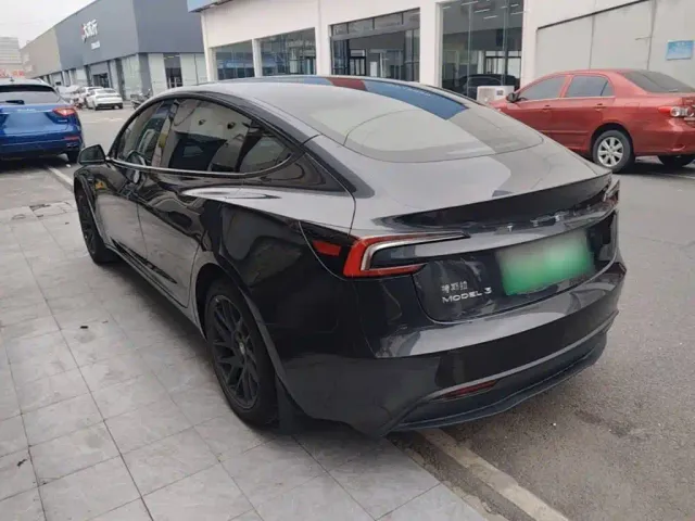 Tesla Model 3 — Фото автомобиля 4