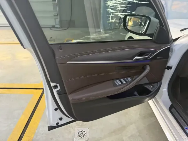 BMW 5 Series — Фото автомобиля 9