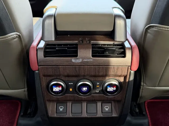Land Rover Defender — Фото автомобиля 18