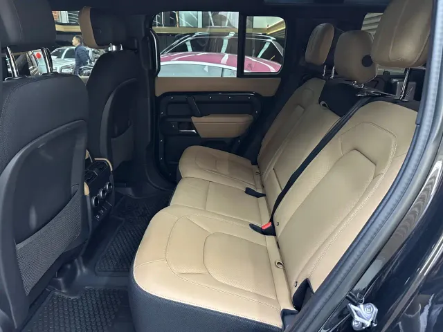Land Rover Defender — Фото автомобиля 12