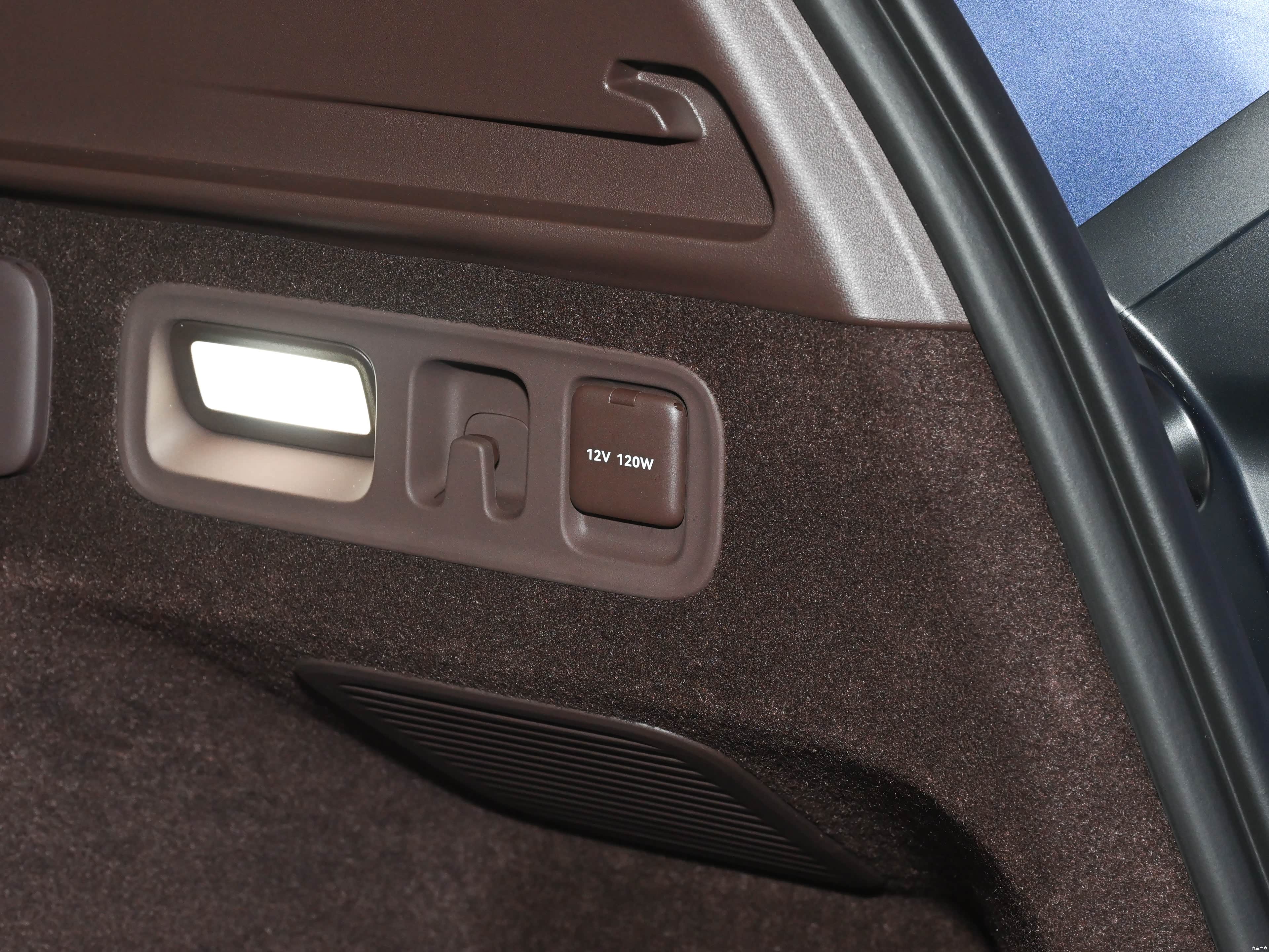 AITO M7 EREV Ultra 5 seats 4wd — Фото автомобиля 8