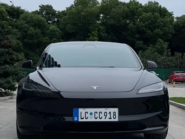 Tesla Model 3 — Фото автомобиля 2