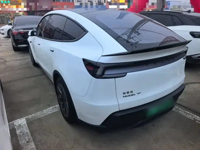 Tesla Model Y L — Фото автомобиля 4
