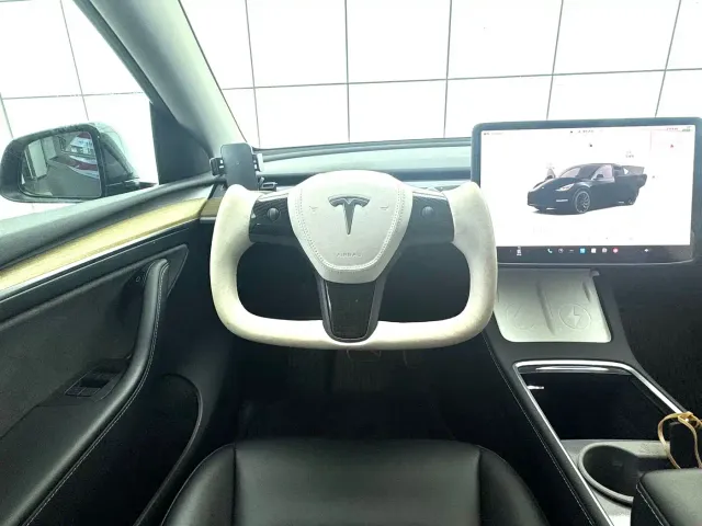 Tesla Model Y — Фото автомобиля 16