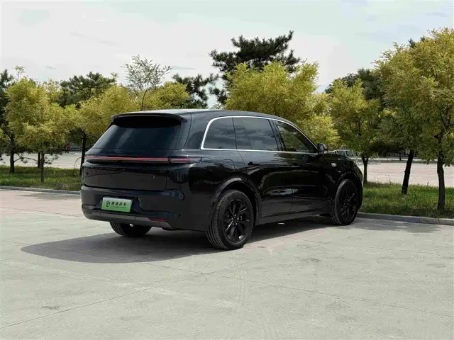Li Auto L8 — Фото автомобиля 22
