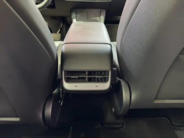 Tesla Model Y — Фото автомобиля 16