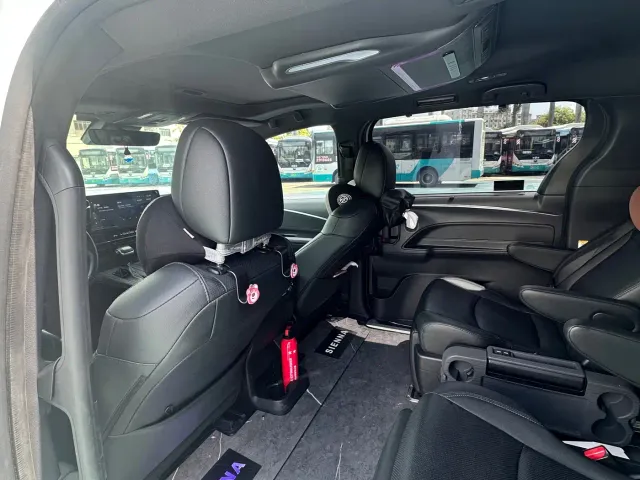 Toyota Sienna — Фото автомобиля 16