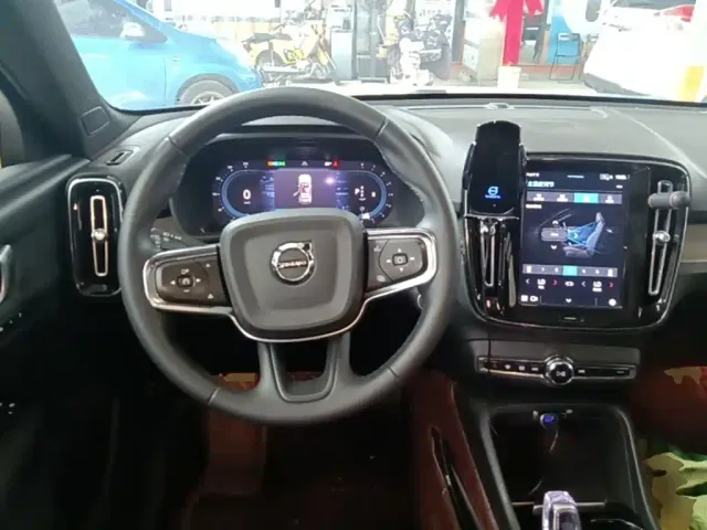 Volvo XC40 — Фото автомобиля 6