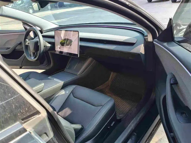 Tesla Model 3 — Фото автомобиля 9