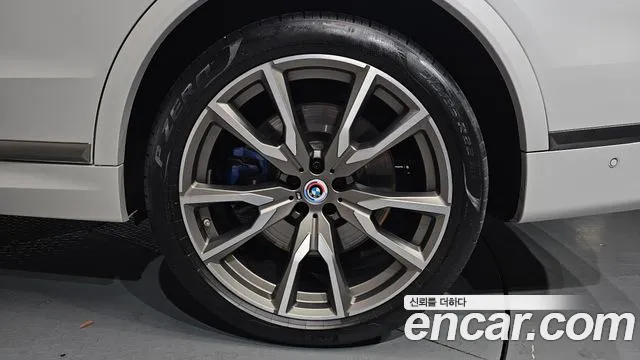 BMW X7 M50i 6 мест — Фото автомобиля 5