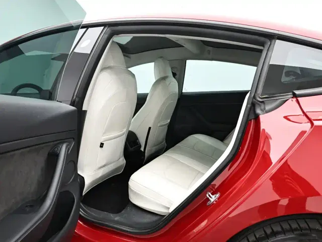 Tesla Model 3 — Фото автомобиля 15