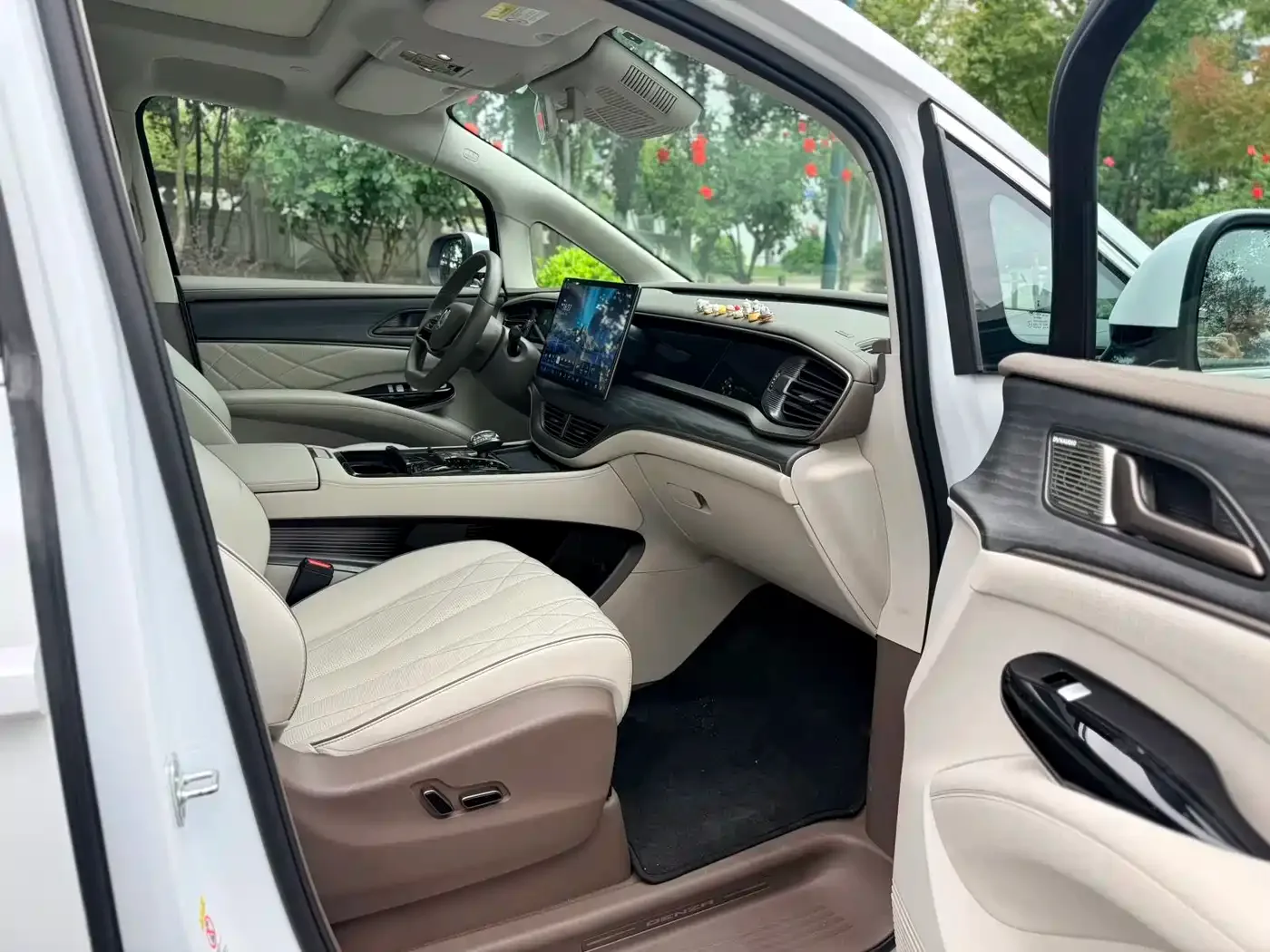 Denza Denza D9 2022 DM-i 970 All-Wheel Drive Honor Edition — Фото автомобиля 13