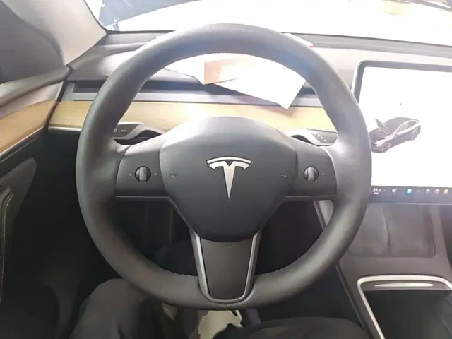 Tesla Model Y — Фото автомобиля 10