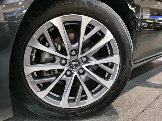 Lexus ES — Фото автомобиля 16