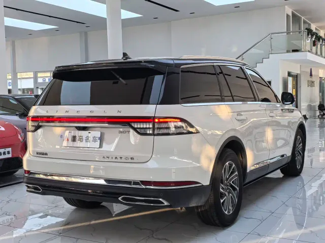 Lincoln Aviator — Фото автомобиля 16