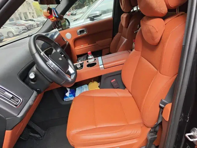 Li Auto L8 — Фото автомобиля 11