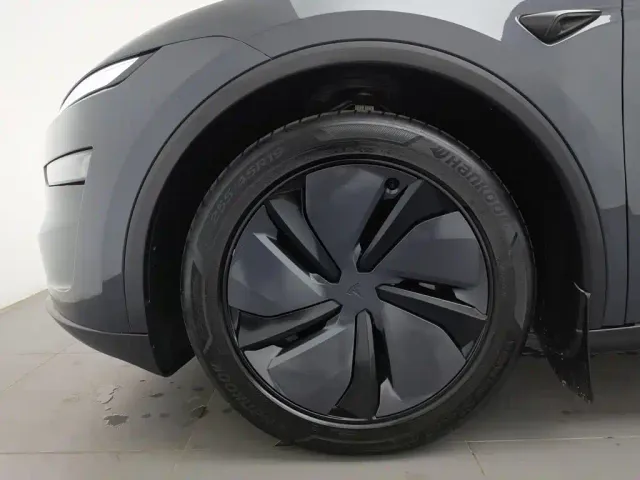 Tesla Model Y — Фото автомобиля 17