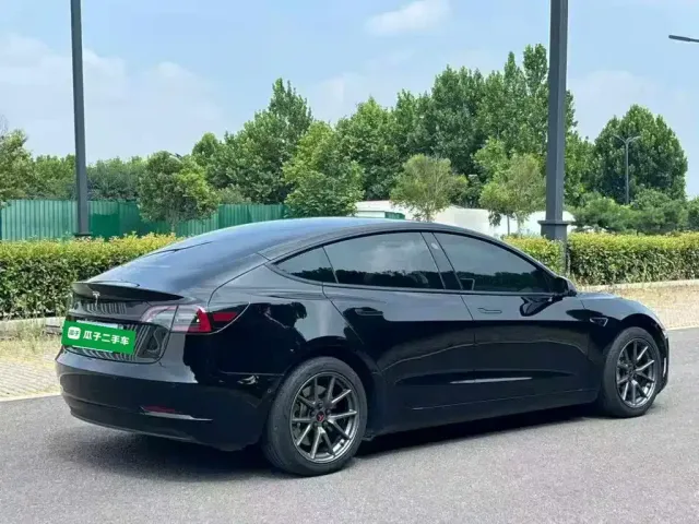 Tesla Model 3 — Фото автомобиля 6