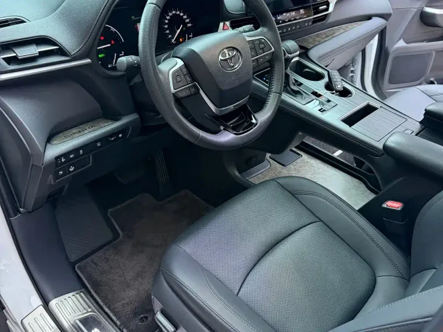 Toyota Sienna — Фото автомобиля 7