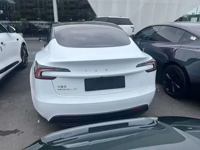 Tesla Model 3 — Фото автомобиля 8