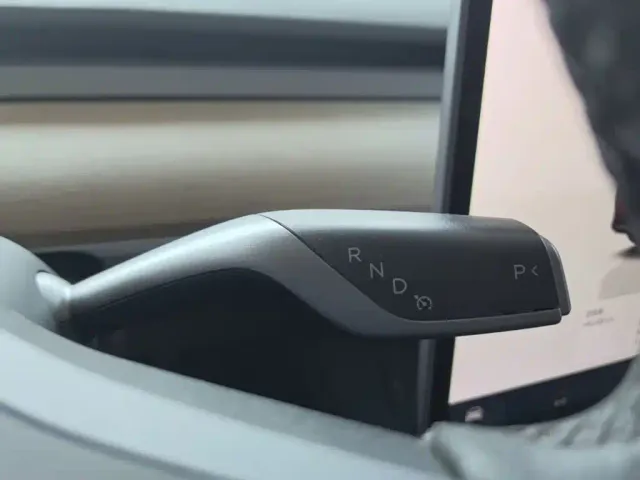 Tesla Model Y — Фото автомобиля 13