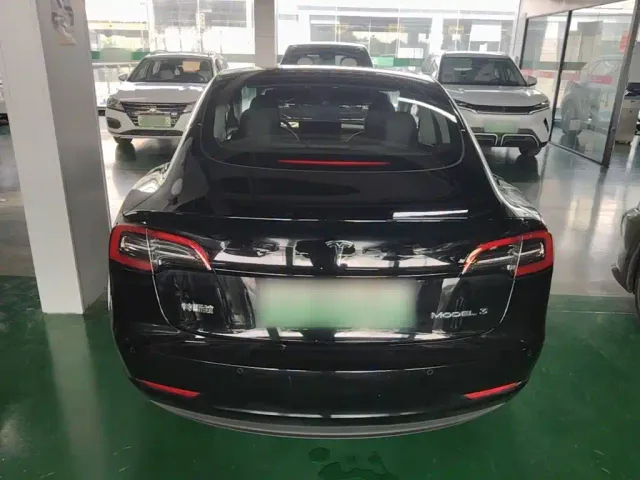 Tesla Model 3 — Фото автомобиля 5