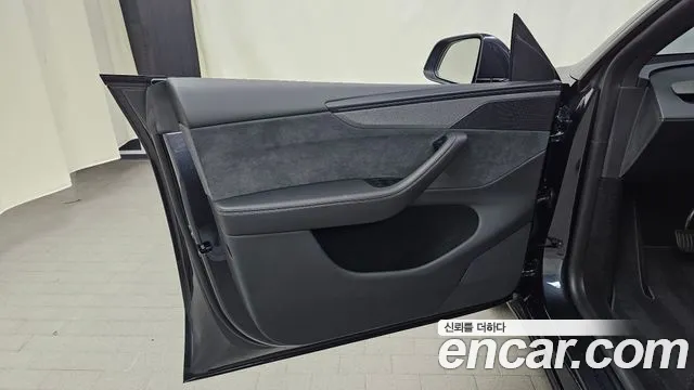 Tesla Model Y — Фото автомобиля 13