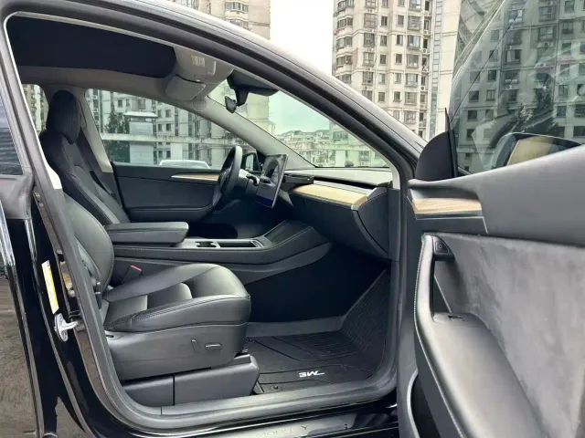 Tesla Model Y — Фото автомобиля 17
