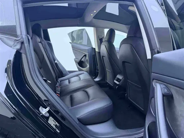 Tesla Model 3 — Фото автомобиля 12