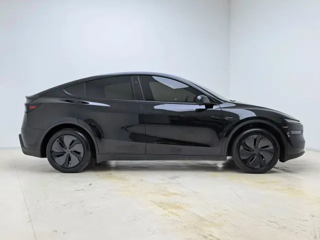 Tesla Model Y — Фото автомобиля 17
