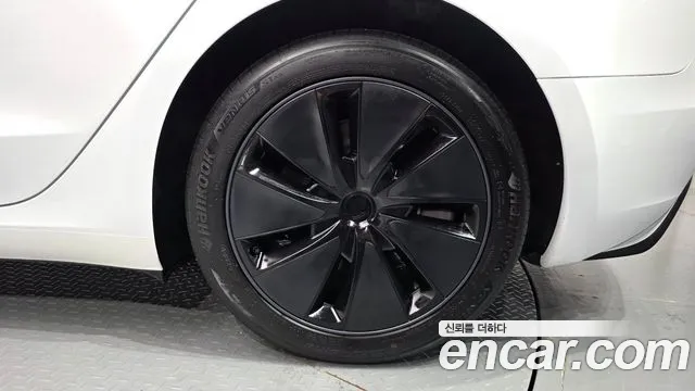 Tesla Model 3 — Фото автомобиля 21