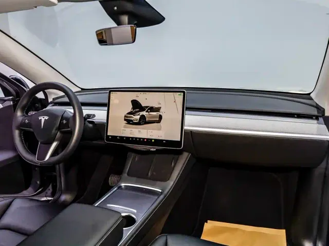 Tesla Model Y — Фото автомобиля 24