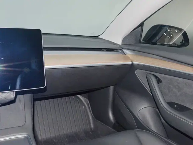 Tesla Model 3 — Фото автомобиля 12