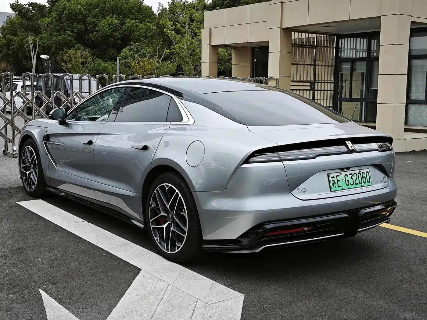 Yangwang Yangwang U7 2025 Model PHEV 4-Seat Flagship — Фото автомобиля 9