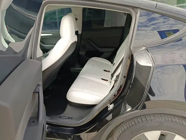 Tesla Model Y — Фото автомобиля 16