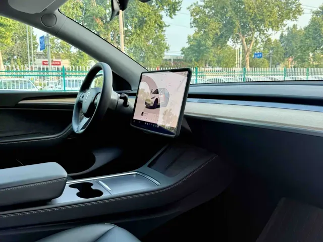 Tesla Model Y — Фото автомобиля 9