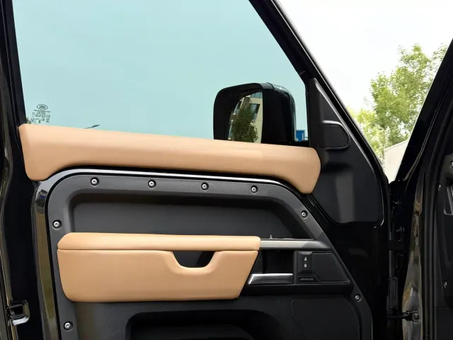 Land Rover Defender — Фото автомобиля 9