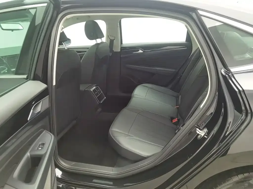 Volkswagen Passat 2025 Outstanding 280TSI Business Edition — Фото автомобиля 15